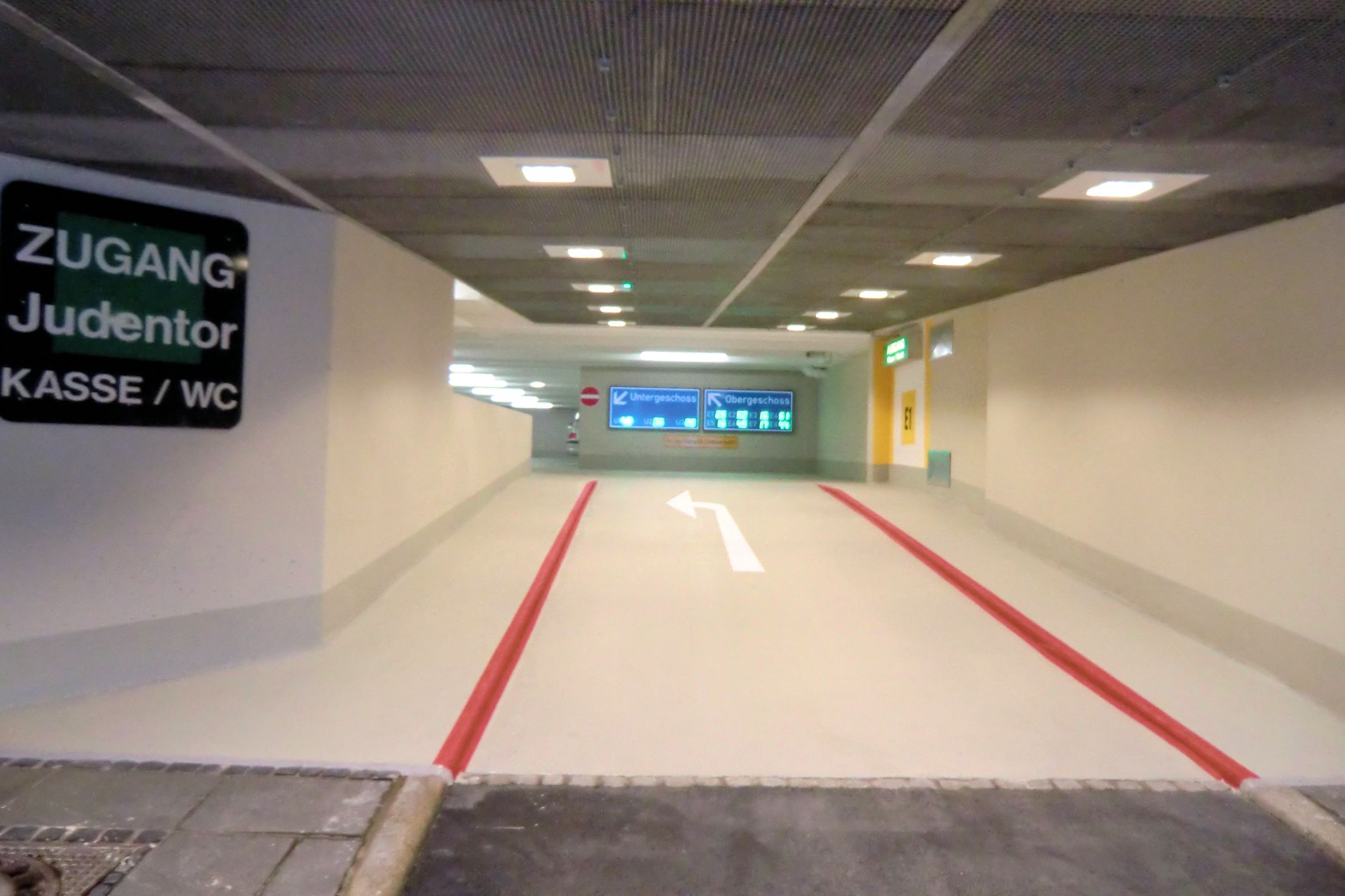 Einfahrt Parkhaus Mauer Einfahrt Parkhaus Mauer